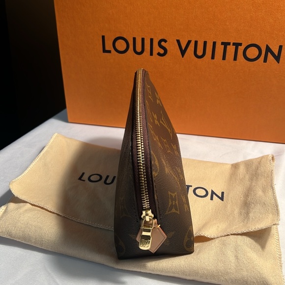 🔥 💯 Authentic Louis Vuitton Cosmetic Case - Picture 3 of 6